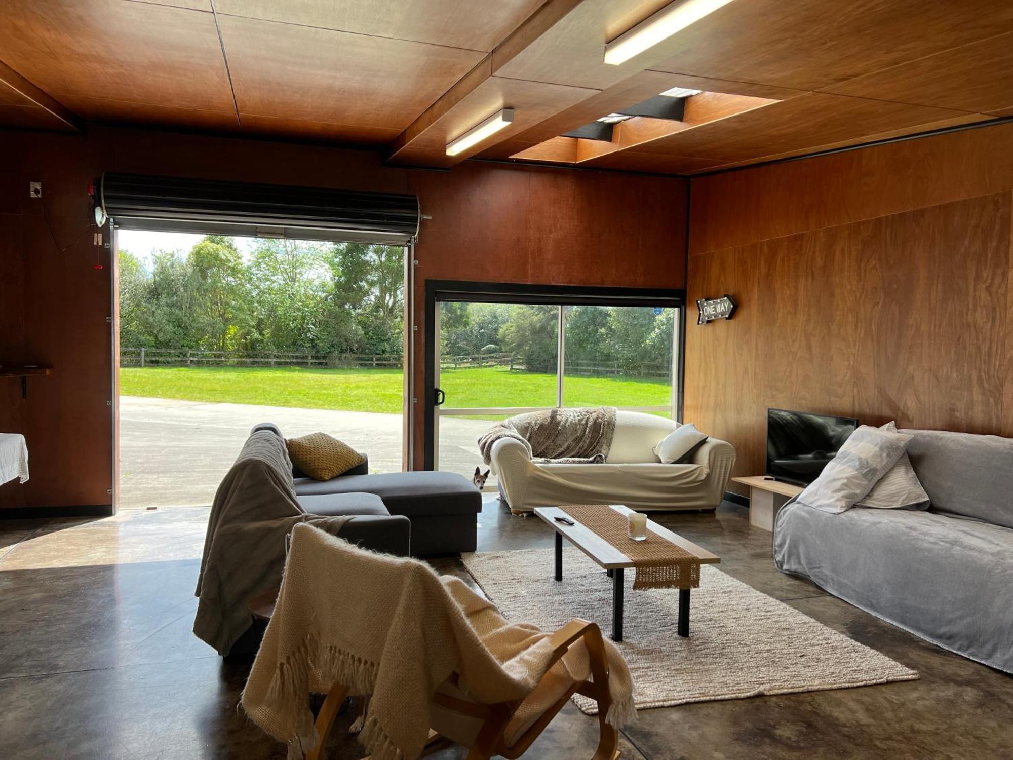 Self Contained Open Shed Space Wainui  Extérieur photo
